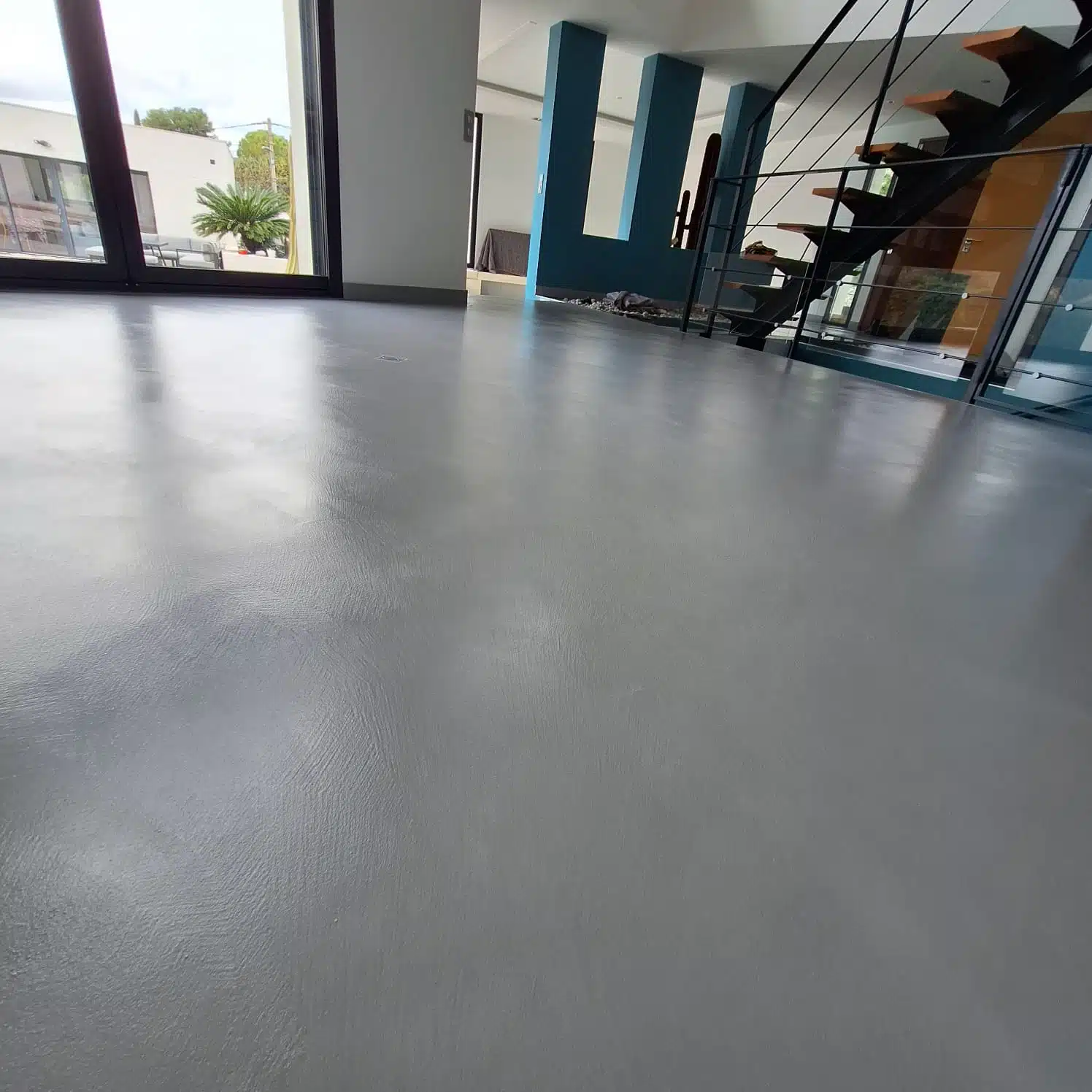 Vue plongeante sur un sol en béton ciré dans un salon moderne