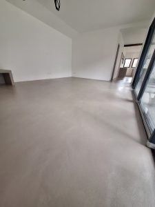 Sol en béton ciré clair dans une pièce moderne