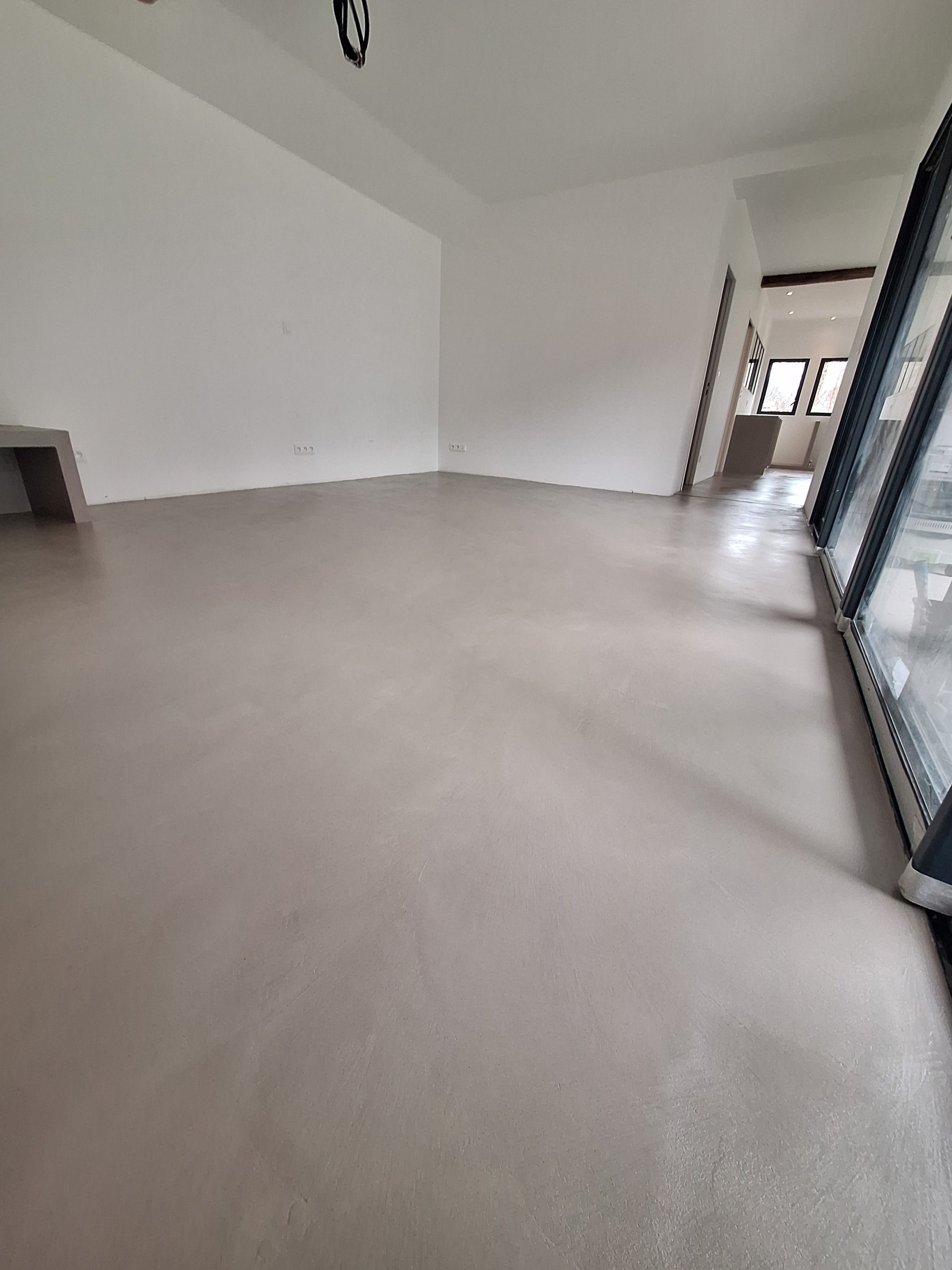 Sol en béton ciré clair dans une pièce moderne