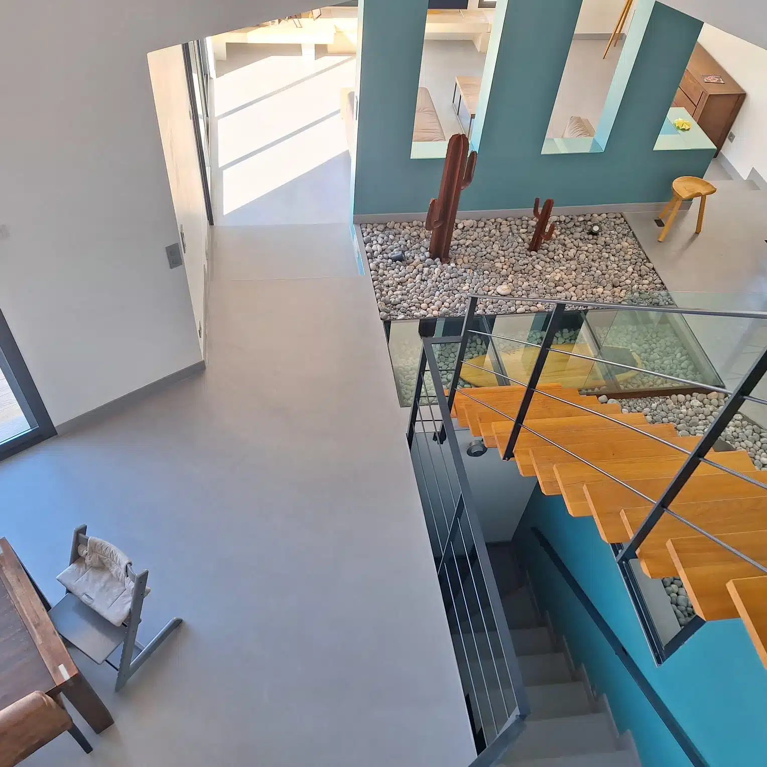 Vue plongeante d'un escalier avec un sol en béton ciré et des décorations modernes
