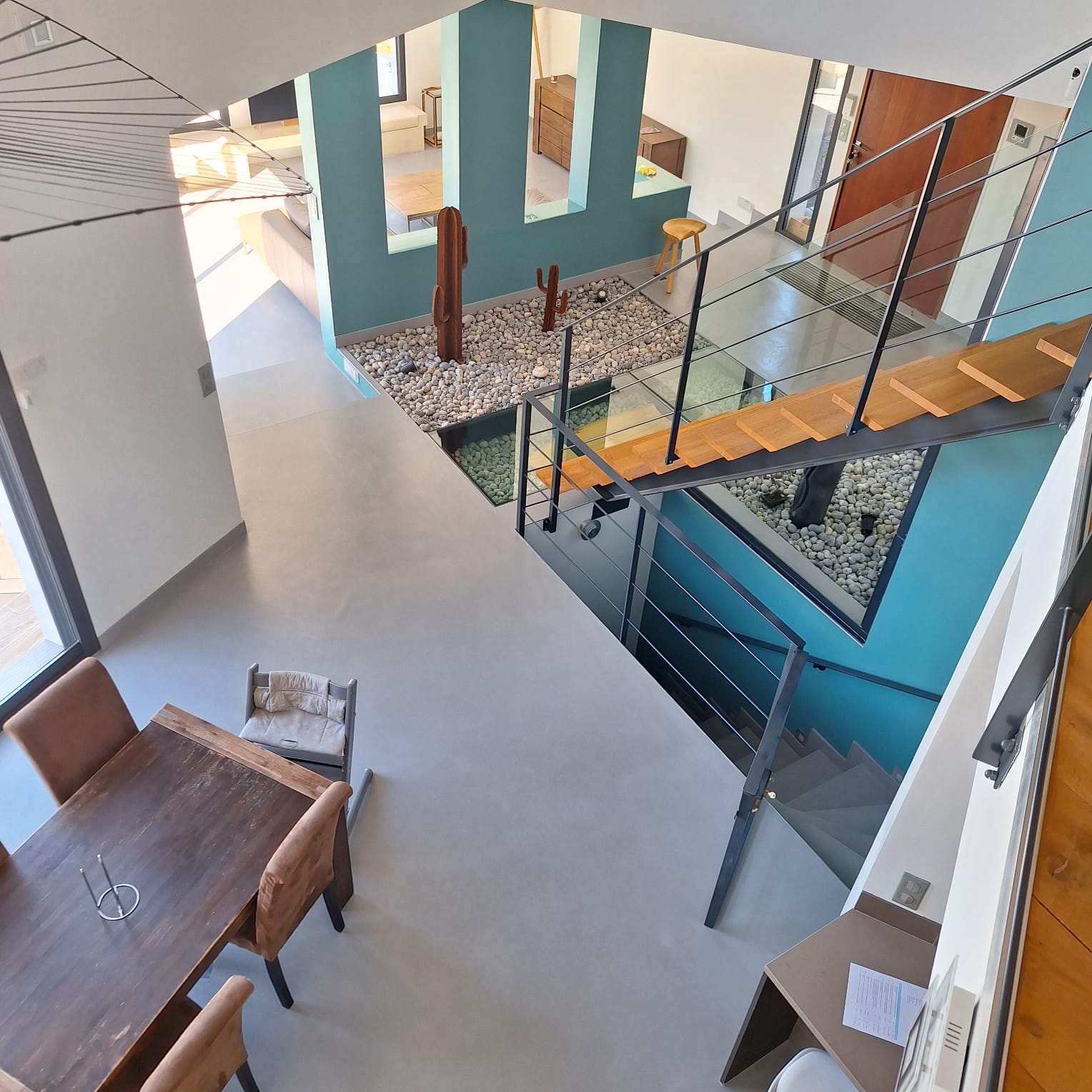 Vue plongeante d'un intérieur avec sol en béton ciré.