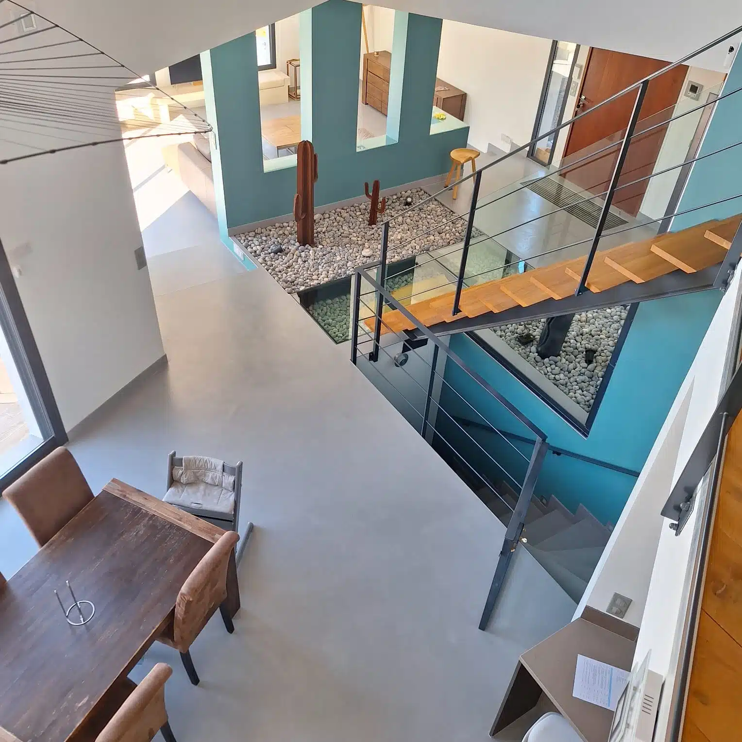 Vue plongeante d'un intérieur avec sol en béton ciré.