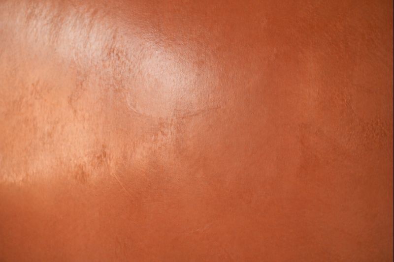 Macro tadelakt marocain poli au galet teinte terracotta rosée