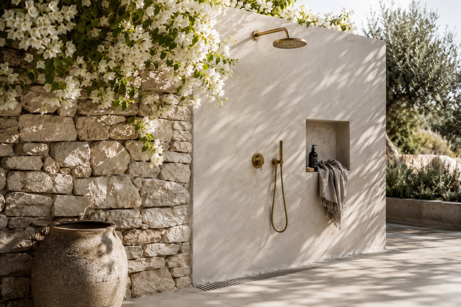 Douche italienne extérieure en béton ciré galet, robinetterie laiton brossé et bougainvilliers — réalisation BTONBYSANDRA douche jardin méditerranéen PACA