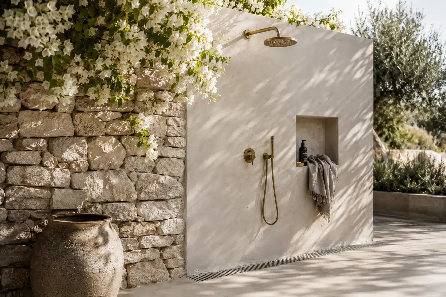 Douche italienne extérieure en béton ciré galet, robinetterie laiton brossé et bougainvilliers — réalisation BTONBYSANDRA douche jardin méditerranéen PACA